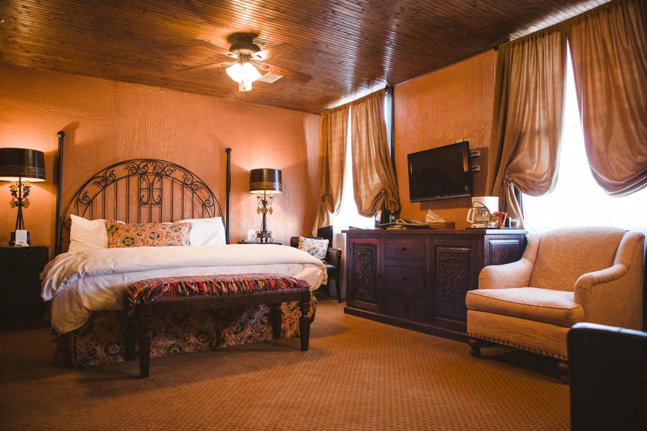 | The Holland Hotel