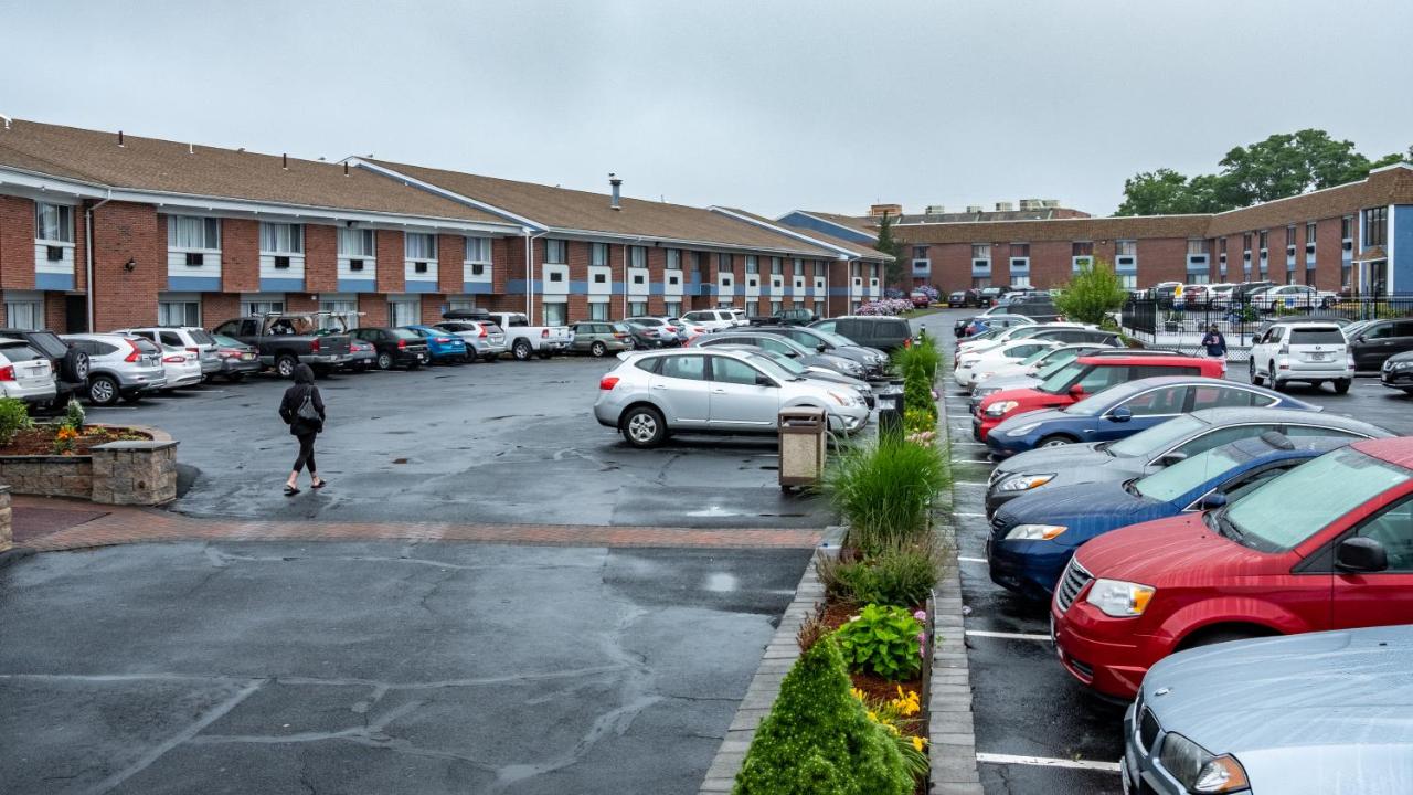 | Hyannis Plaza Hotel