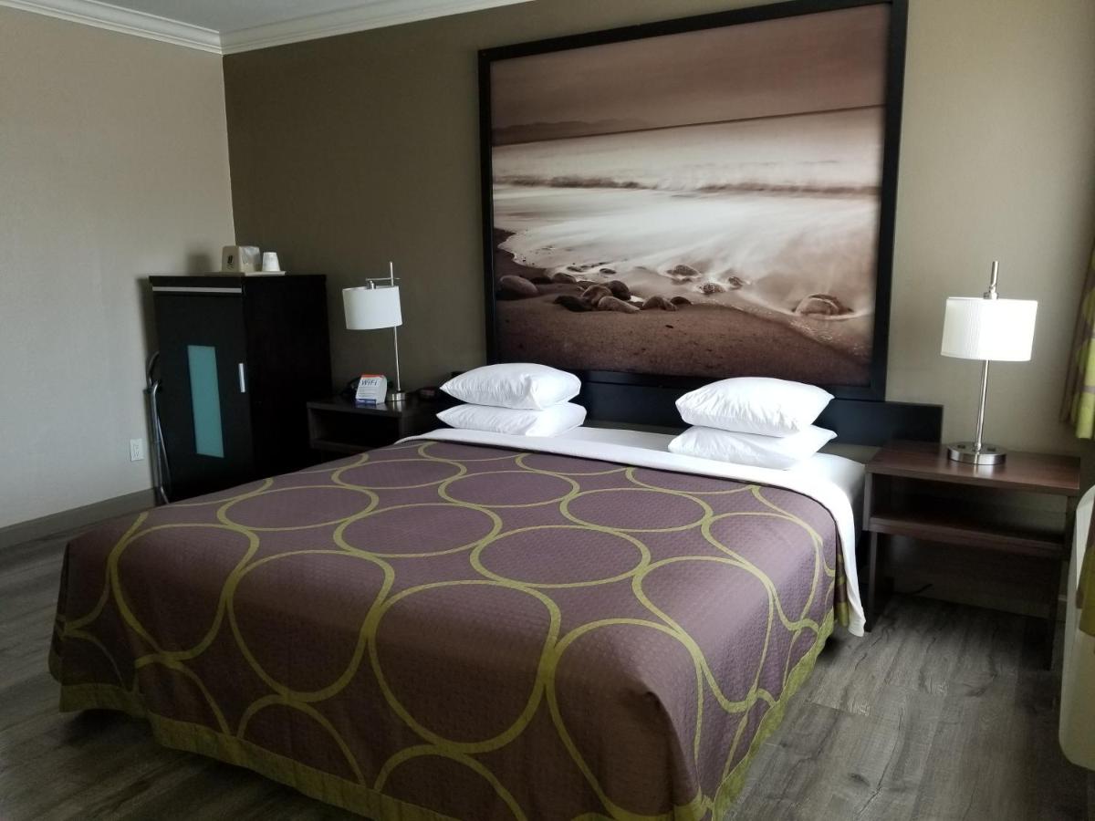 King Room - Mobility Access/Non-Smoking at Super 8 by Wyndham Los Angeles-Culver City Area