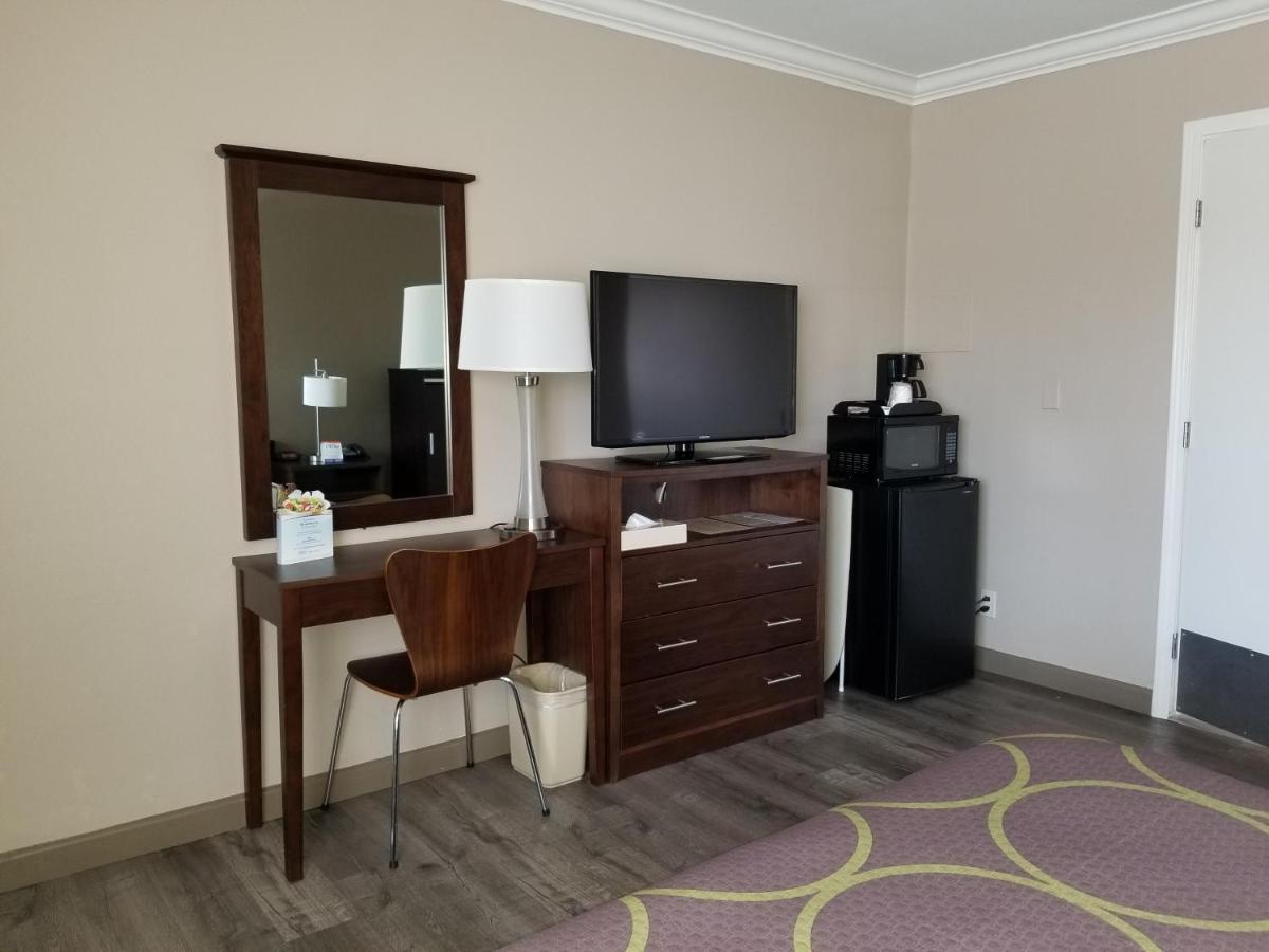 King Room - Mobility Access/Non-Smoking at Super 8 by Wyndham Los Angeles-Culver City Area