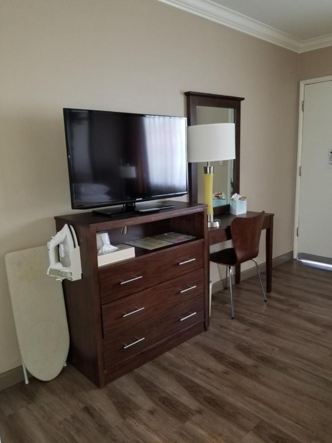 Queen Room - Mobility Access/Non-Smoking at Super 8 by Wyndham Los Angeles-Culver City Area