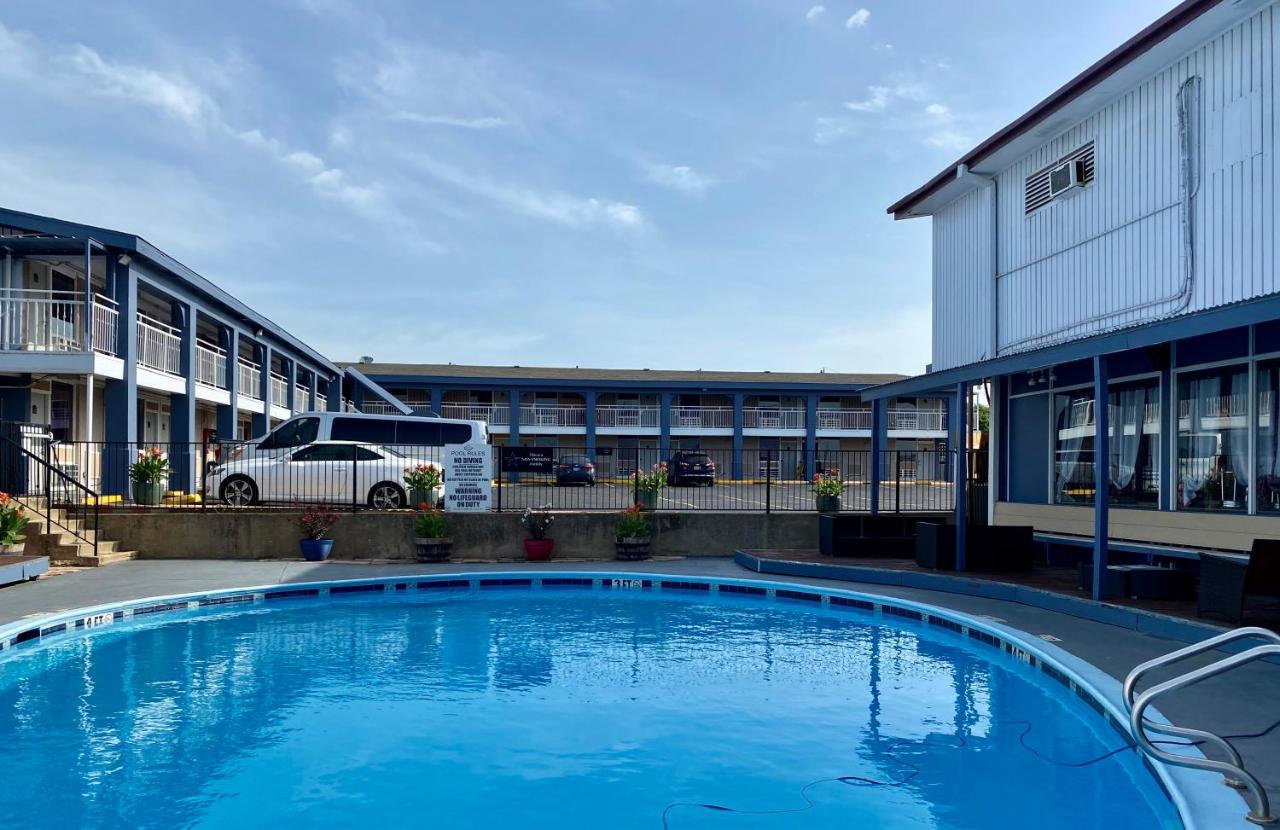 | R Nite Star Inn and Suites -Home of the Cowboys & Rangers