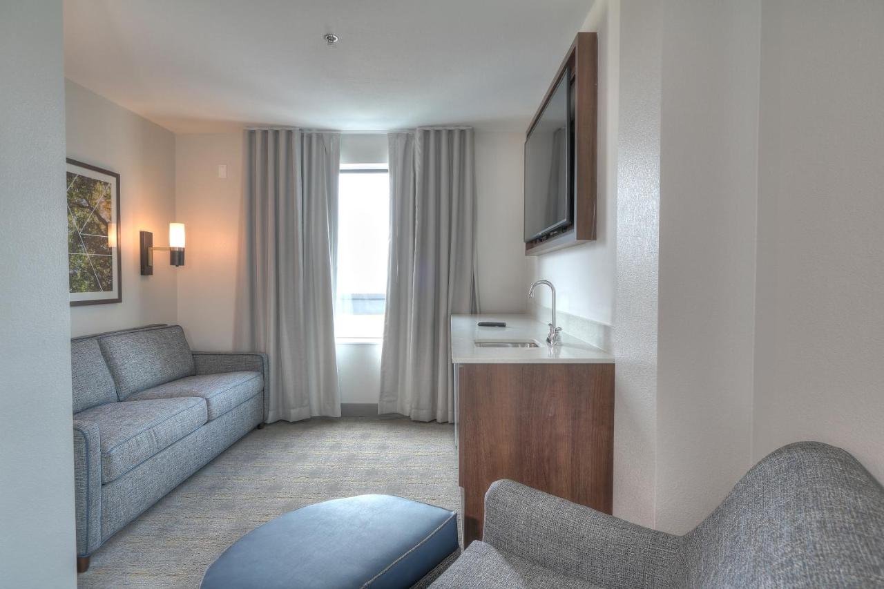 One-Bedroom Suite with Two Queen Beds and Sofa Bed at Holiday Inn & Suites Pigeon Forge Convention Center by IHG