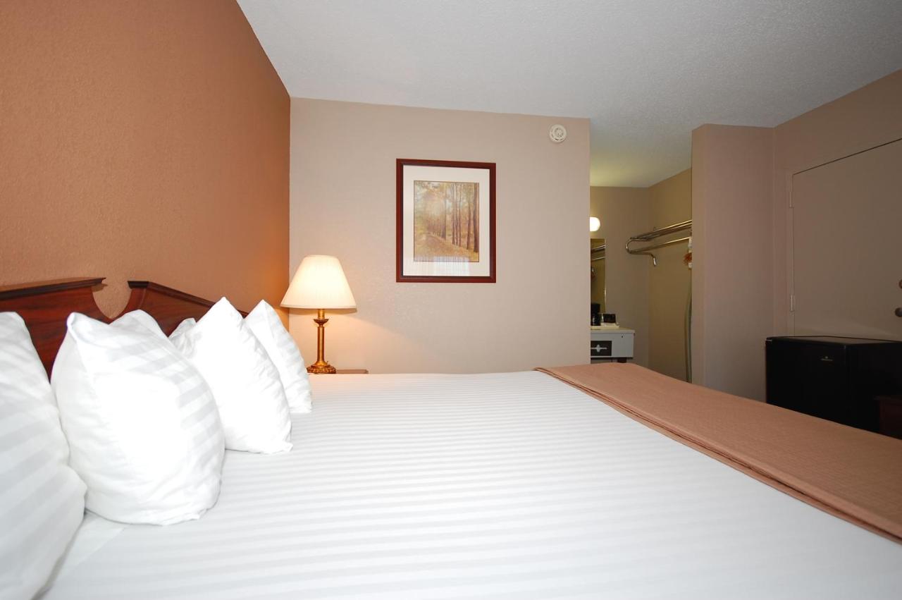 King Room at Magnuson Hotel Red Baron