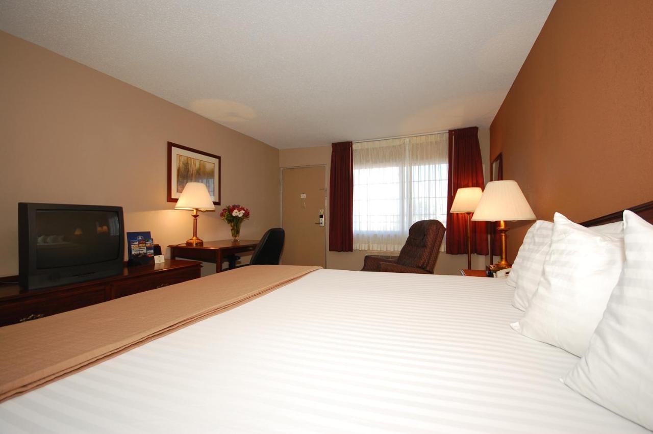 King Room at Magnuson Hotel Red Baron
