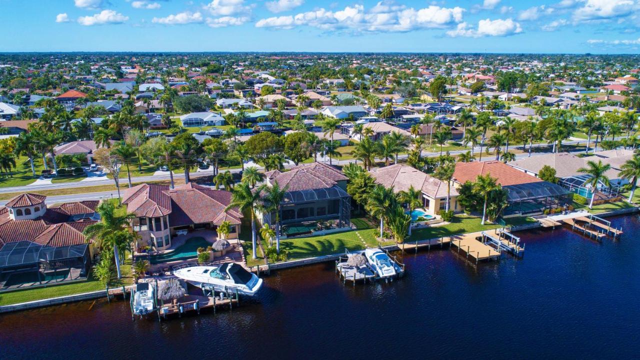 | Tropical waterfront paradise with gulf access, heated infinity pool and spa - Villa Southern Shores