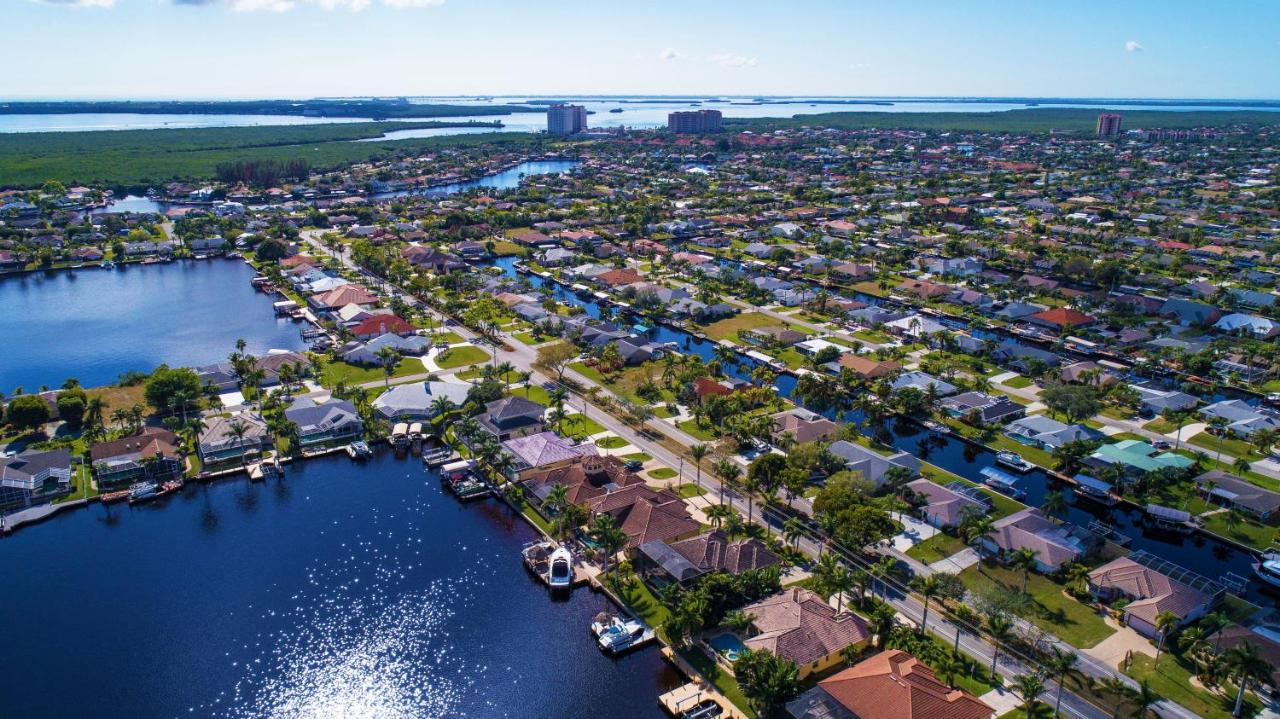 | Tropical waterfront paradise with gulf access, heated infinity pool and spa - Villa Southern Shores