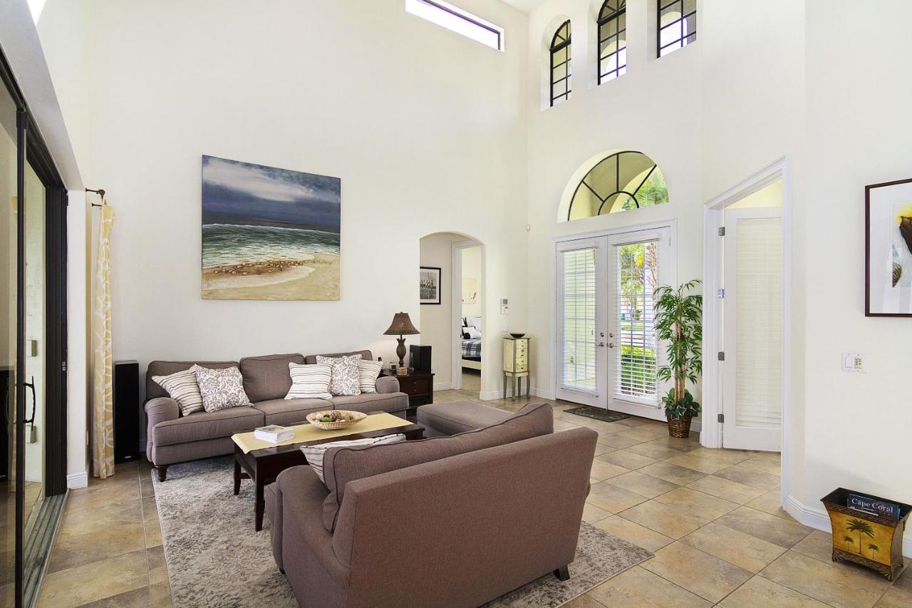 | Tropical waterfront paradise with gulf access, heated infinity pool and spa - Villa Southern Shores