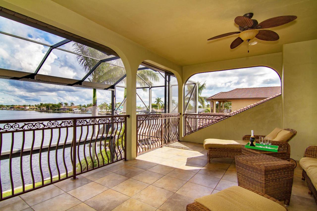 | Tropical waterfront paradise with gulf access, heated infinity pool and spa - Villa Southern Shores