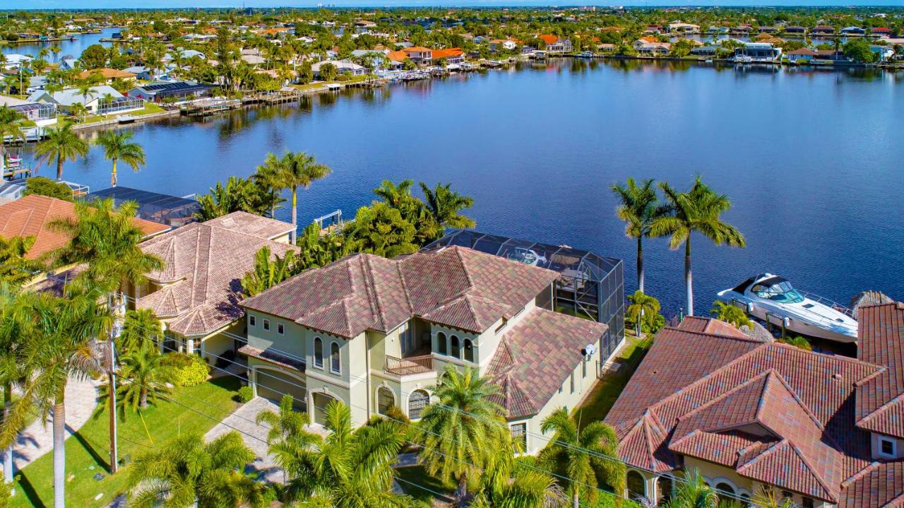 | Tropical waterfront paradise with gulf access, heated infinity pool and spa - Villa Southern Shores