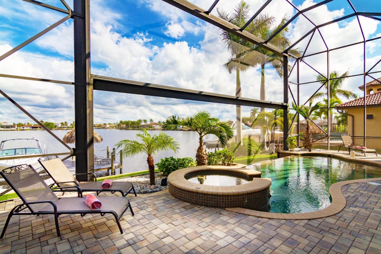 | Tropical waterfront paradise with gulf access, heated infinity pool and spa - Villa Southern Shores