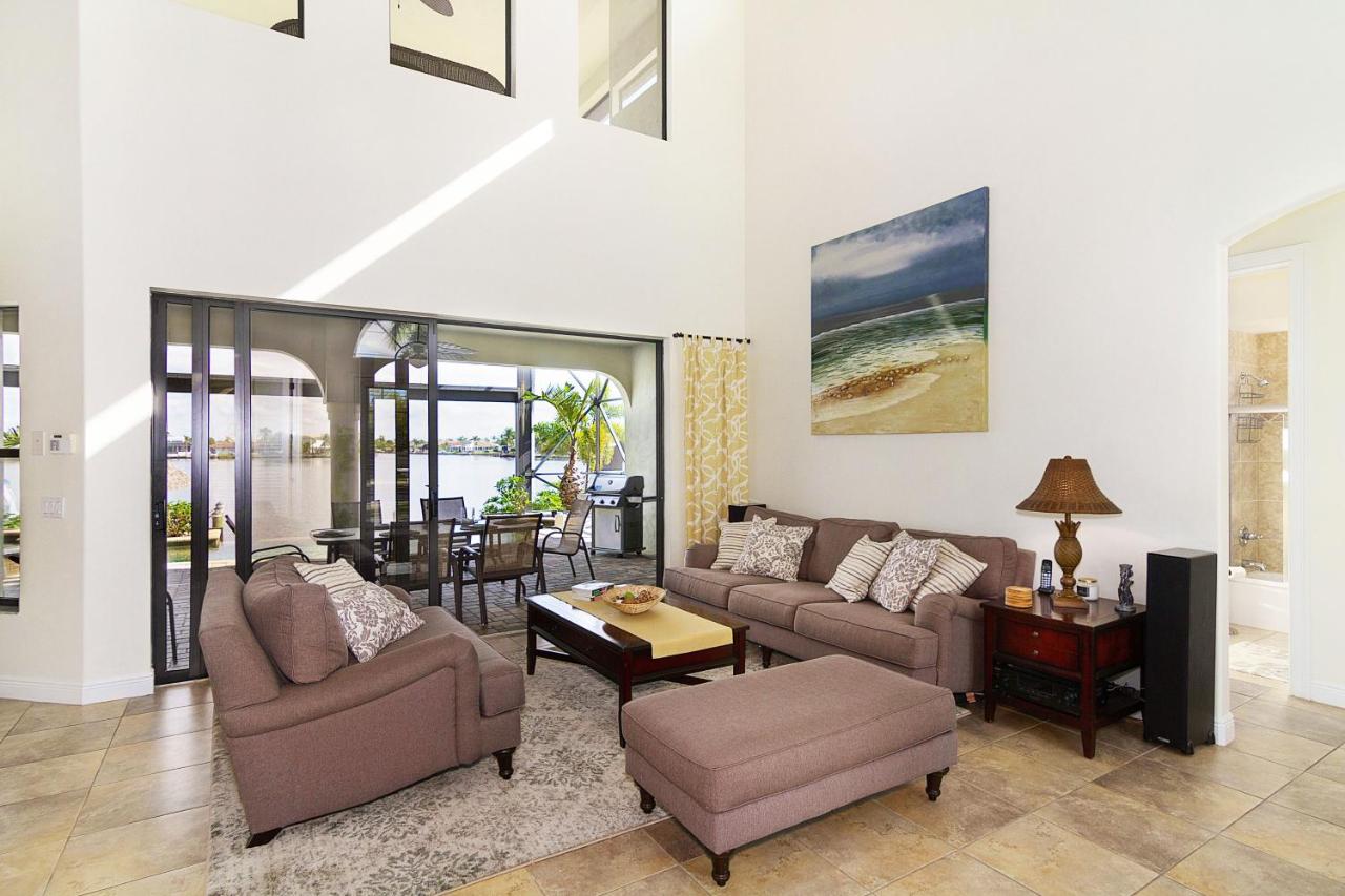 | Tropical waterfront paradise with gulf access, heated infinity pool and spa - Villa Southern Shores