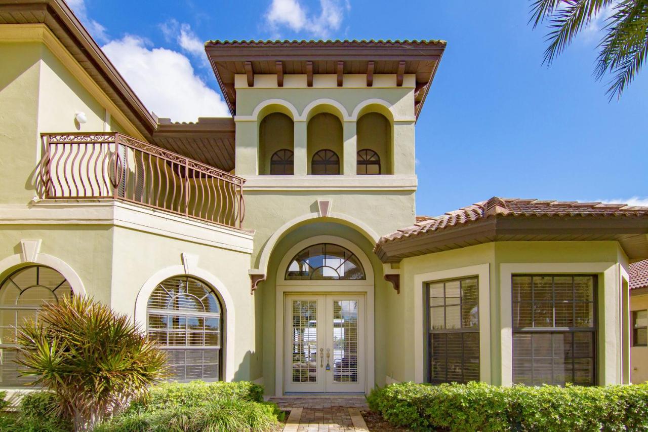 | Tropical waterfront paradise with gulf access, heated infinity pool and spa - Villa Southern Shores