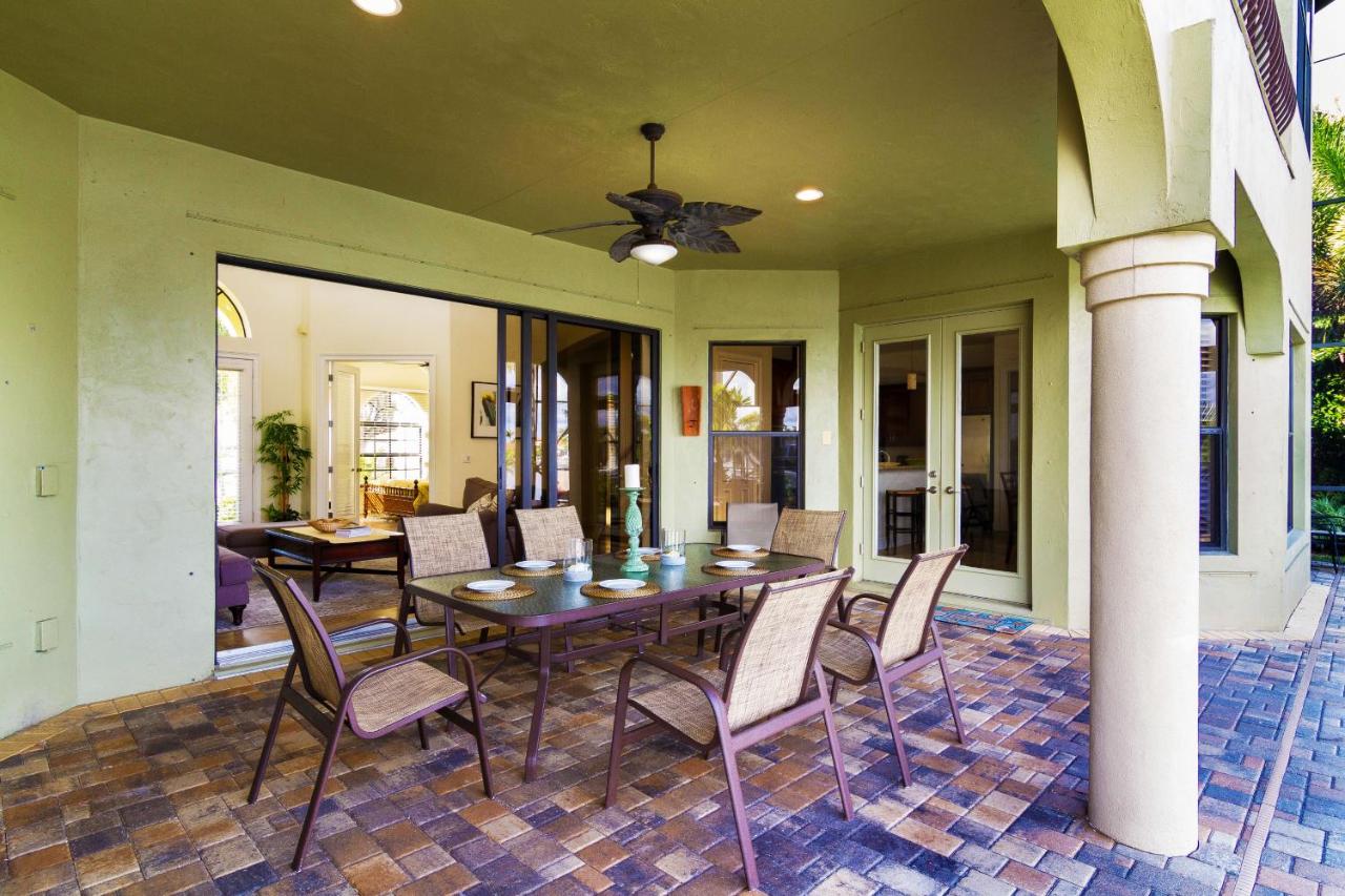 | Tropical waterfront paradise with gulf access, heated infinity pool and spa - Villa Southern Shores