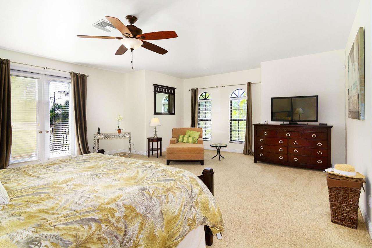 | Tropical waterfront paradise with gulf access, heated infinity pool and spa - Villa Southern Shores