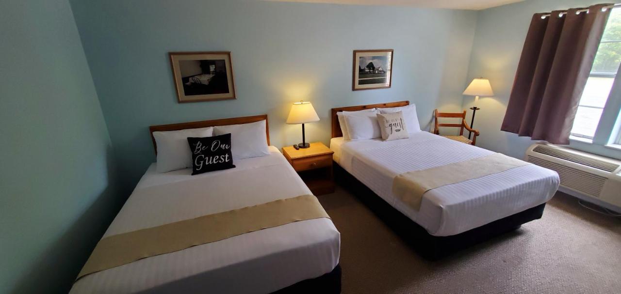 Deluxe Queen Room at Amish Inn