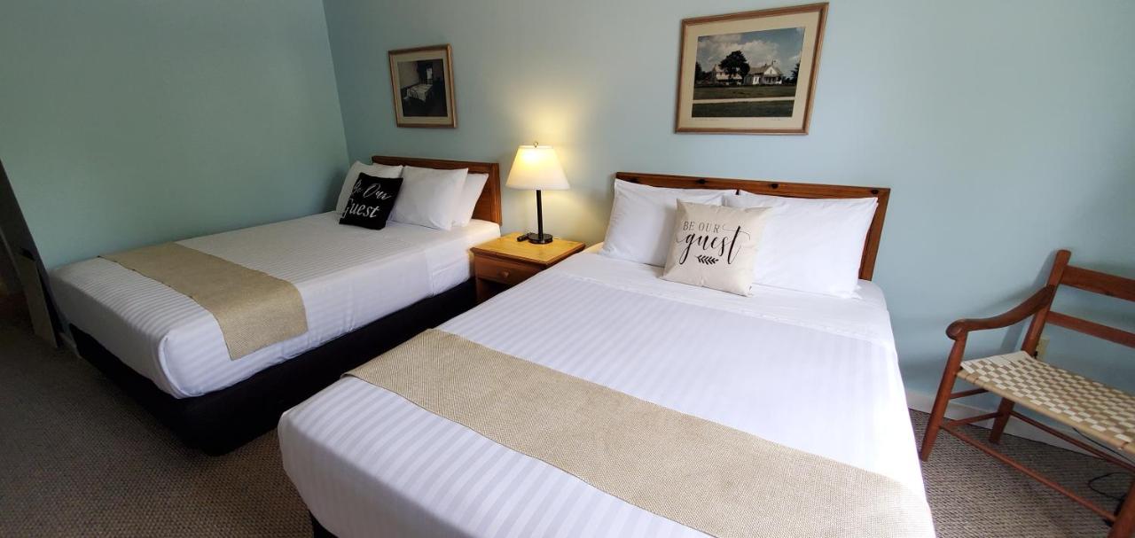 Deluxe Queen Room at Amish Inn