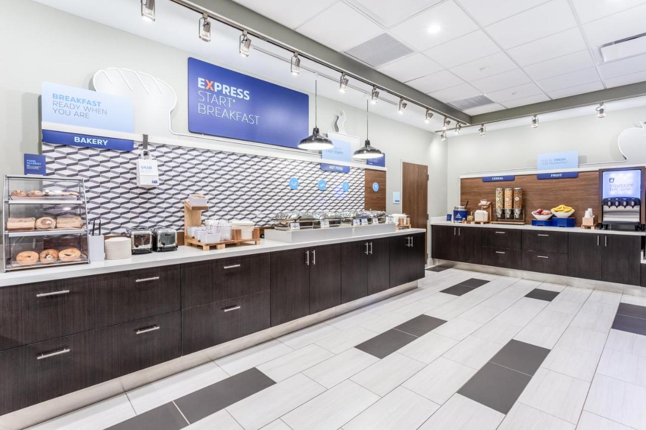 | Holiday Inn Express & Suites Springfield North, an IHG Hotel