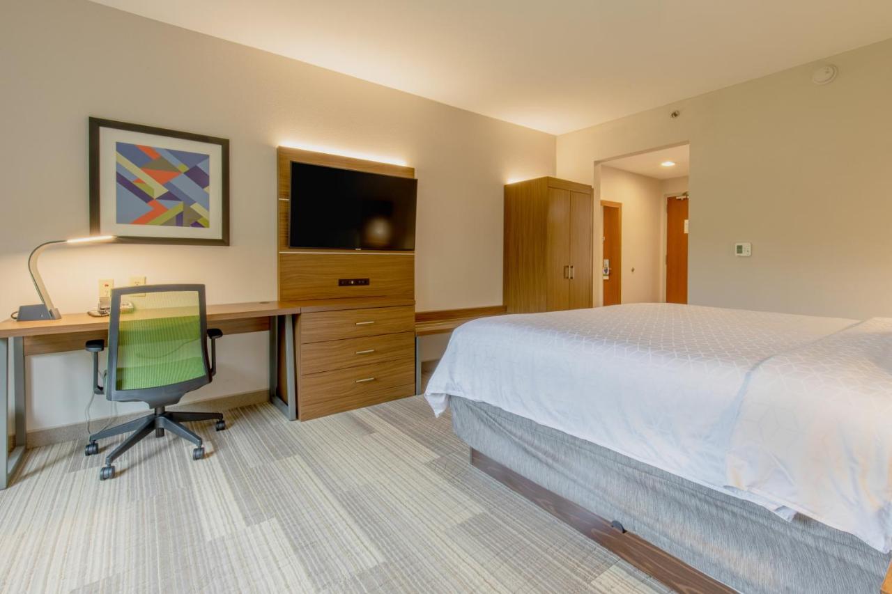 King Room at Holiday Inn Express Johnson City by IHG