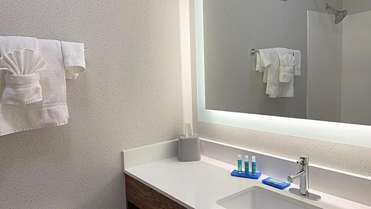 Queen Room with Two Queen Beds at HOLIDAY INN EXPRESS & SUITES REIDSVILLE by IHG