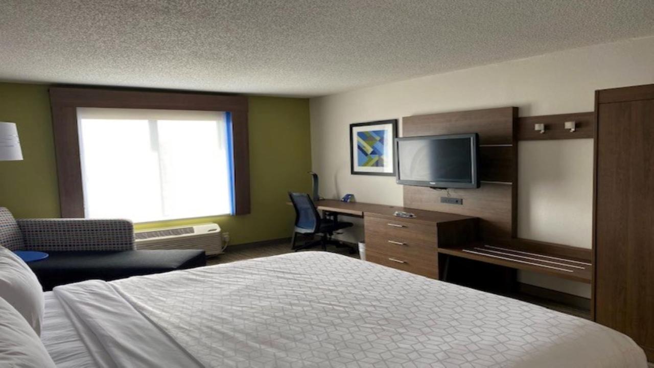 King Room - Disability Access Tub at HOLIDAY INN EXPRESS & SUITES REIDSVILLE by IHG