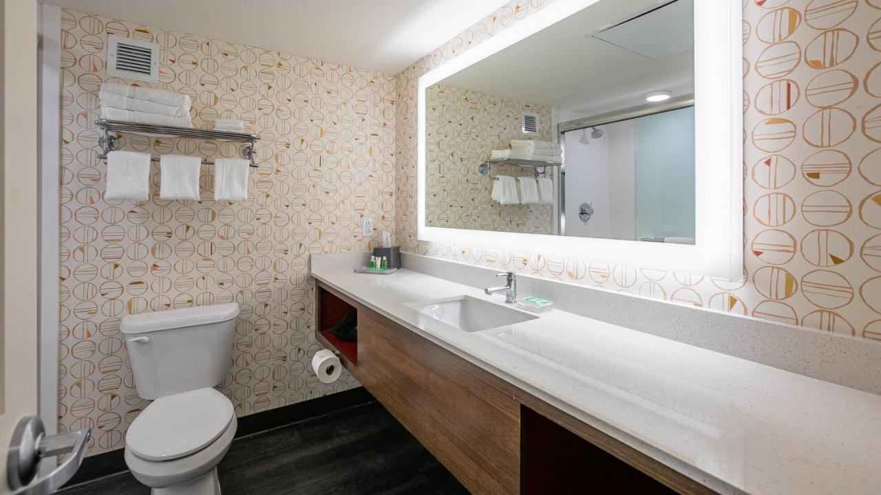 Corner King Room at Holiday Inn Panama City by IHG