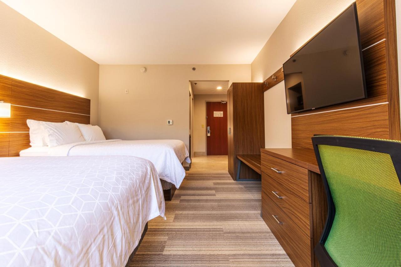 Queen Room with Two Queen Beds at Holiday Inn Express Johnson City by IHG
