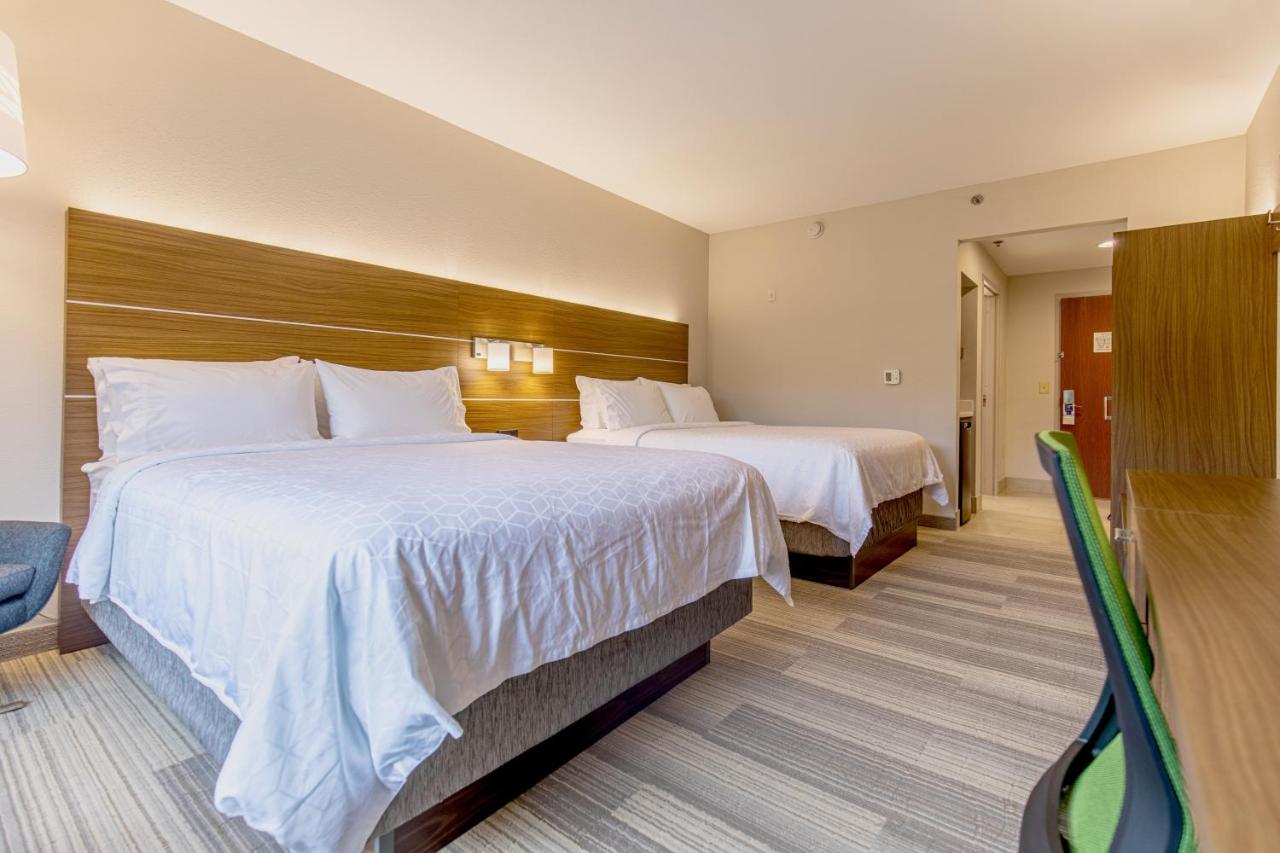 Queen Room with Two Queen Beds at Holiday Inn Express Johnson City by IHG