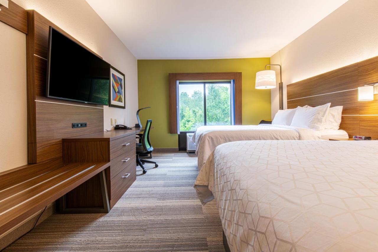 Queen Room with Two Queen Beds at Holiday Inn Express Johnson City by IHG