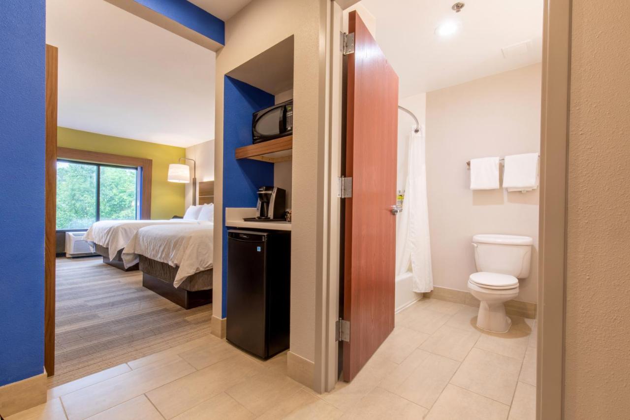 Queen Room with Two Queen Beds at Holiday Inn Express Johnson City by IHG