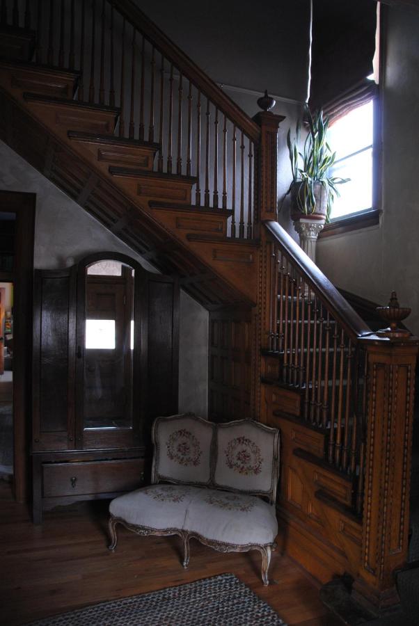 | Off Broadway B & B