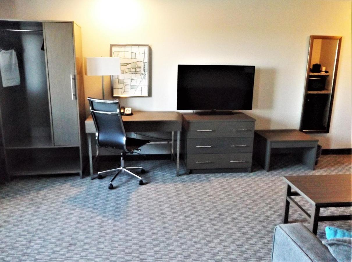 Deluxe King Suite at Brookstone Fort Dodge