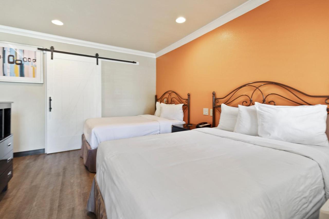 Deluxe Double or Twin Room at Le Blanc Inn & Suites