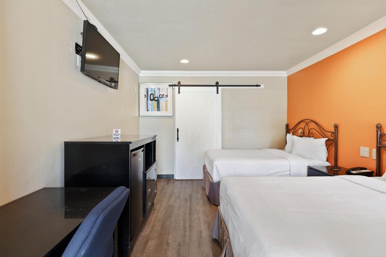 Deluxe Double or Twin Room at Le Blanc Inn & Suites