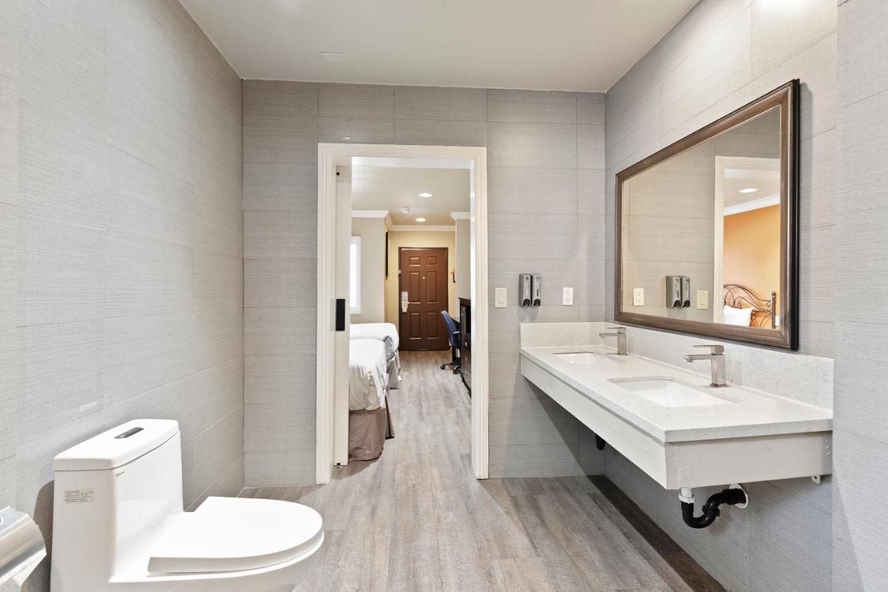 Deluxe Double or Twin Room at Le Blanc Inn & Suites