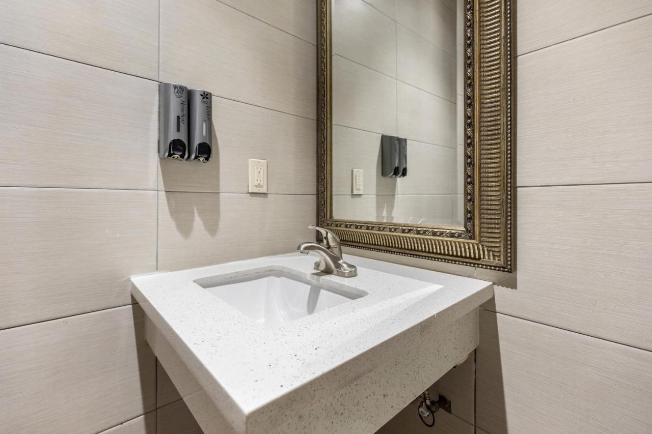Double Room with Balcony at Le Blanc Inn & Suites