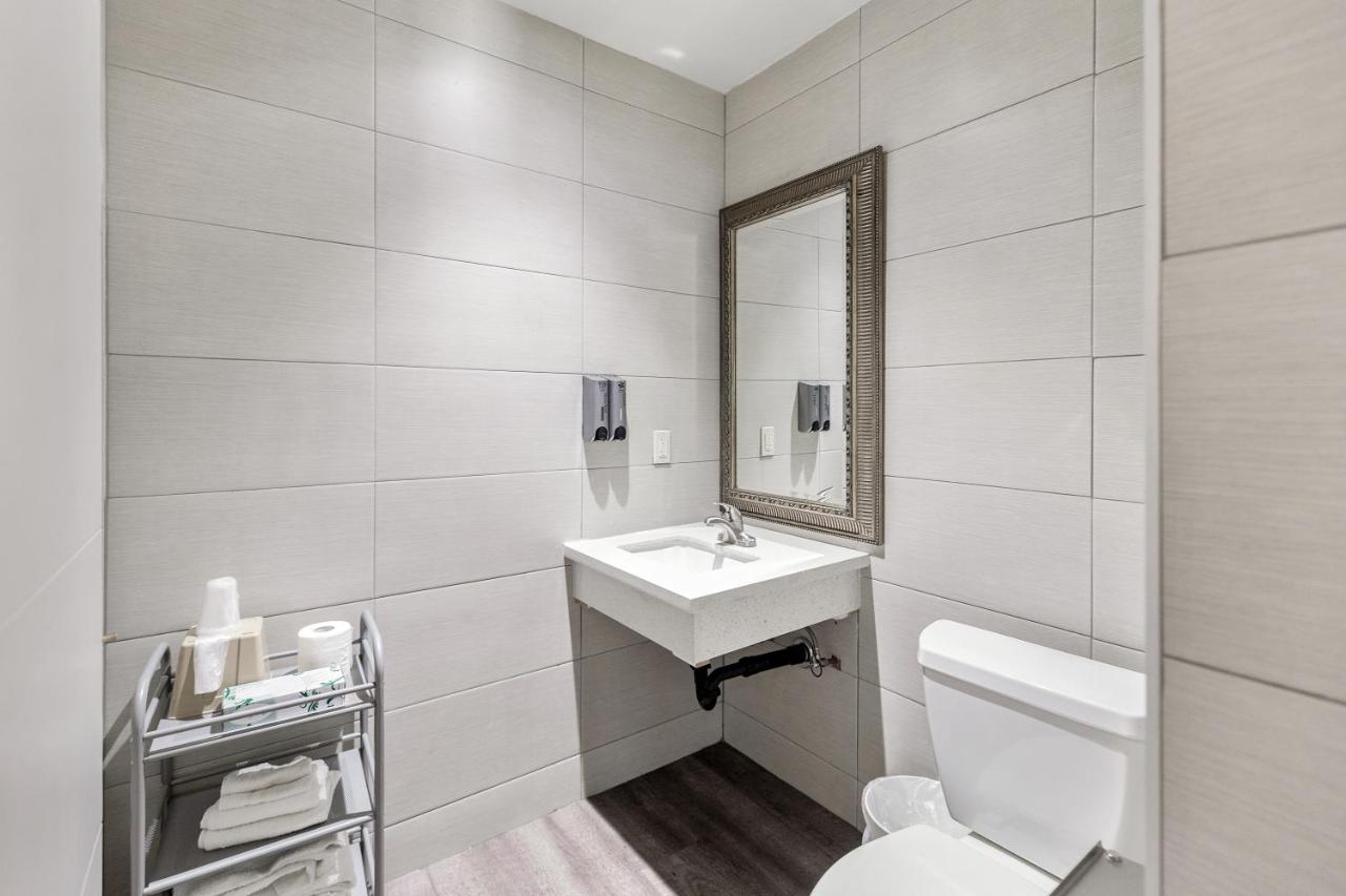 Double Room with Balcony at Le Blanc Inn & Suites