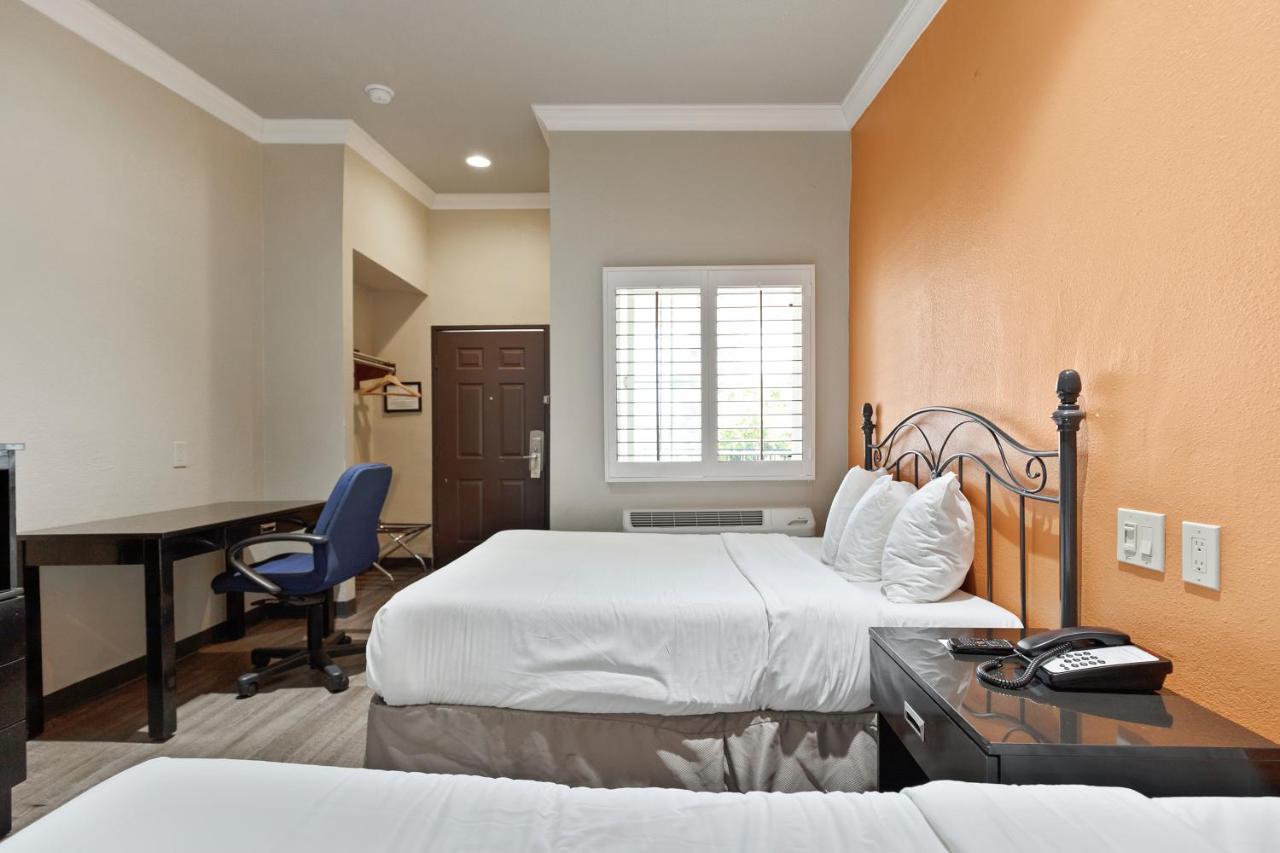 Double Room with Balcony at Le Blanc Inn & Suites