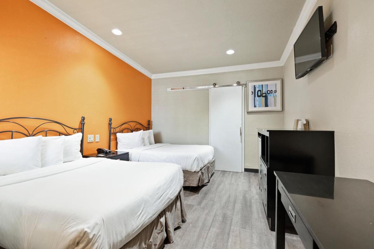 Double Room with Balcony at Le Blanc Inn & Suites