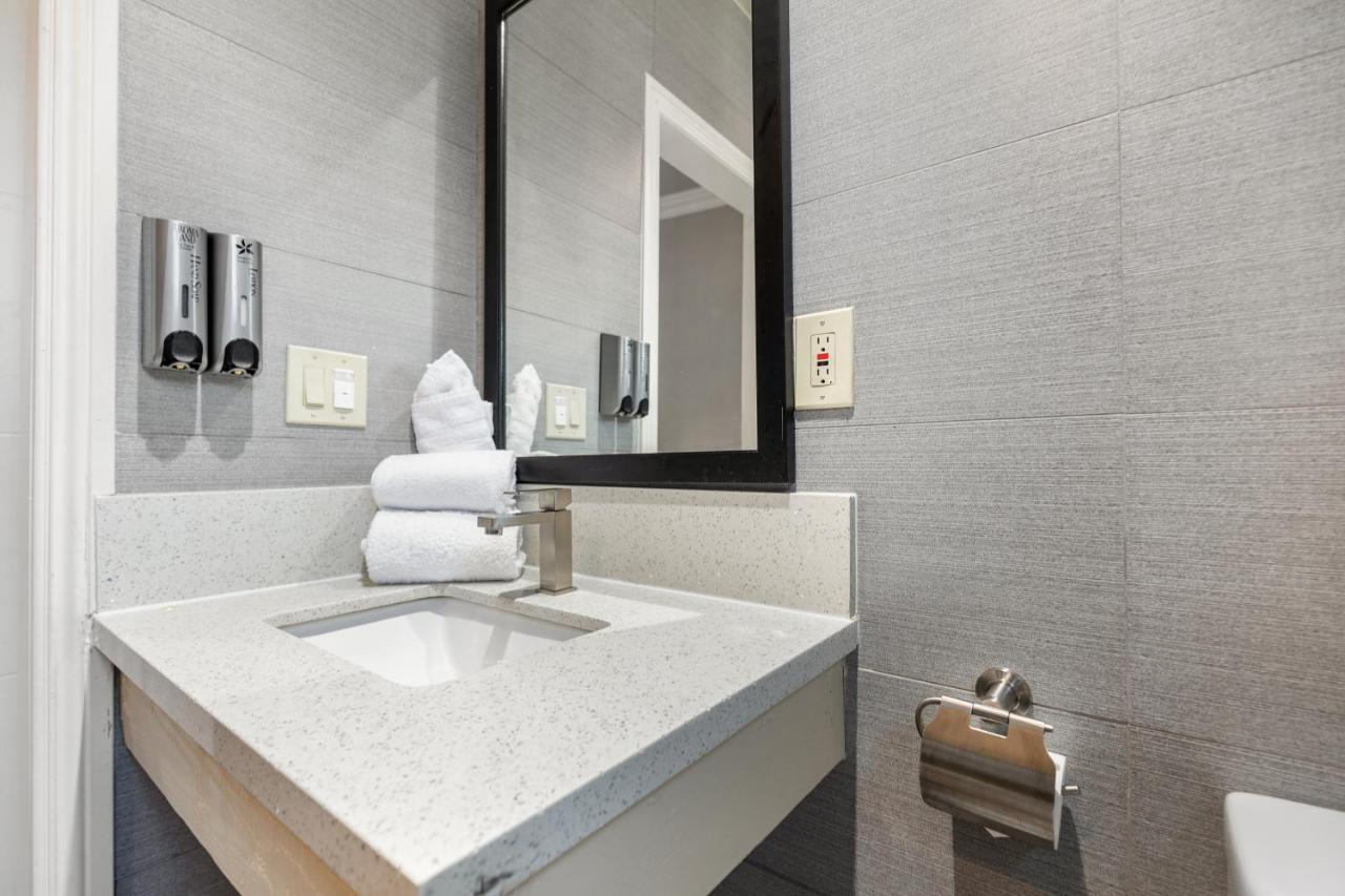 Double Room with Balcony at Le Blanc Inn & Suites