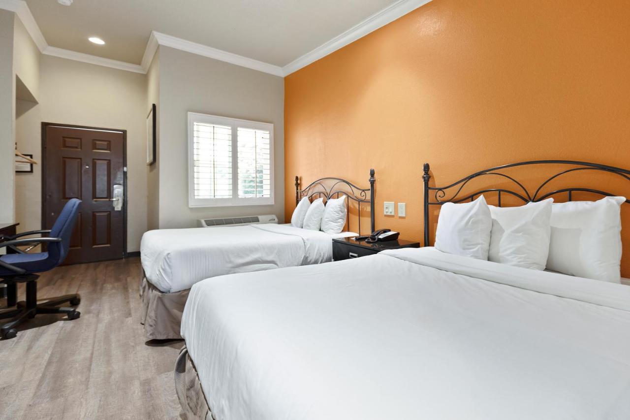 Double Room with Balcony at Le Blanc Inn & Suites