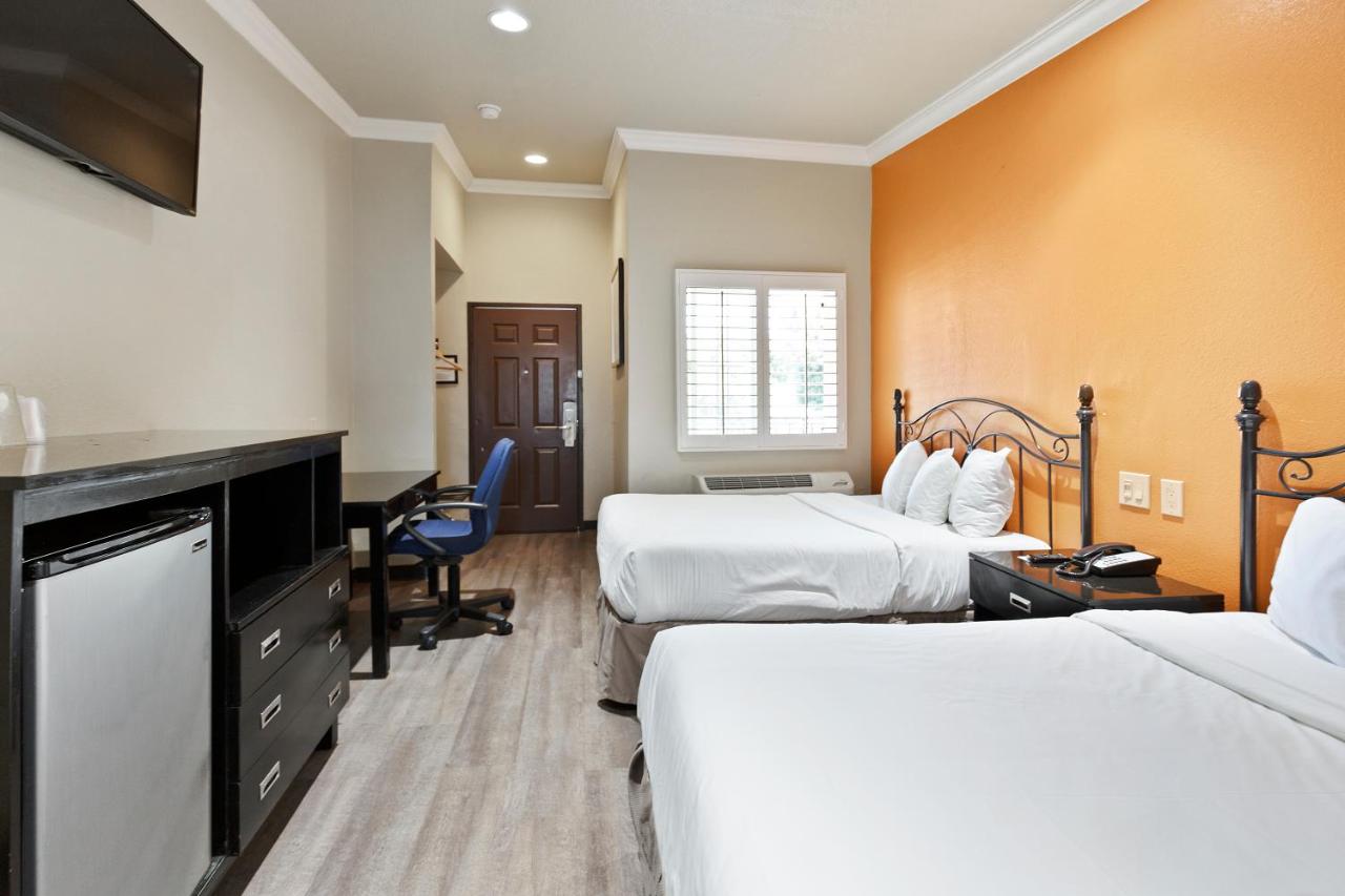 Double Room with Balcony at Le Blanc Inn & Suites