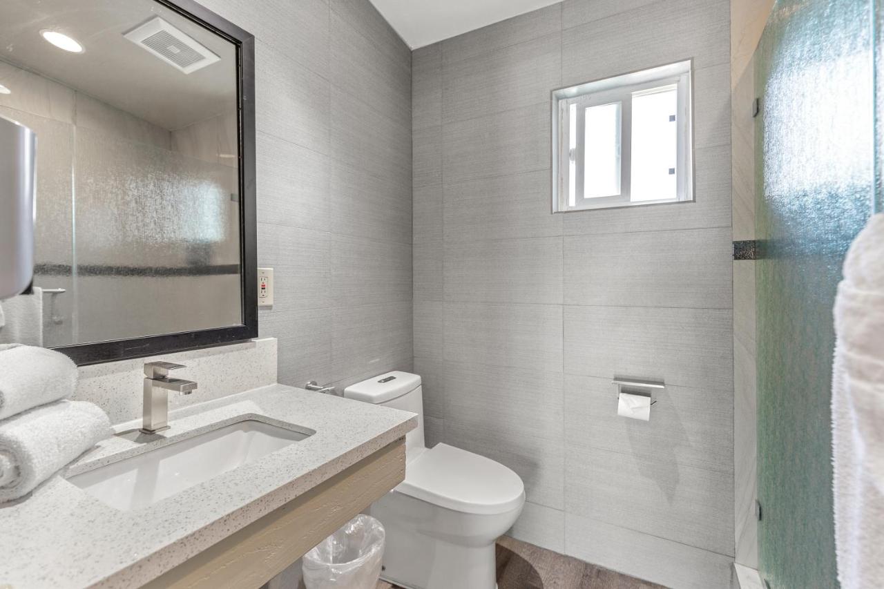 Double Room with Balcony at Le Blanc Inn & Suites