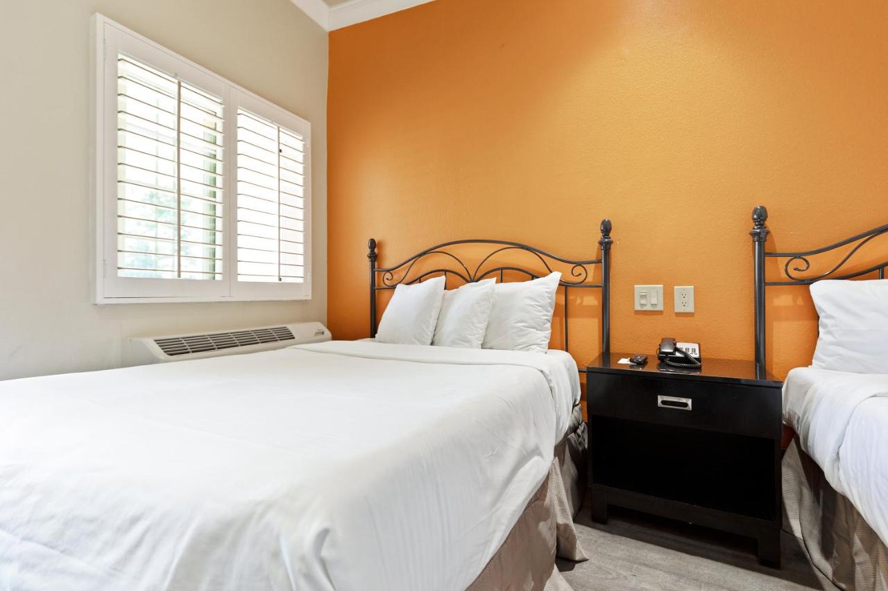 Double Room with Balcony at Le Blanc Inn & Suites