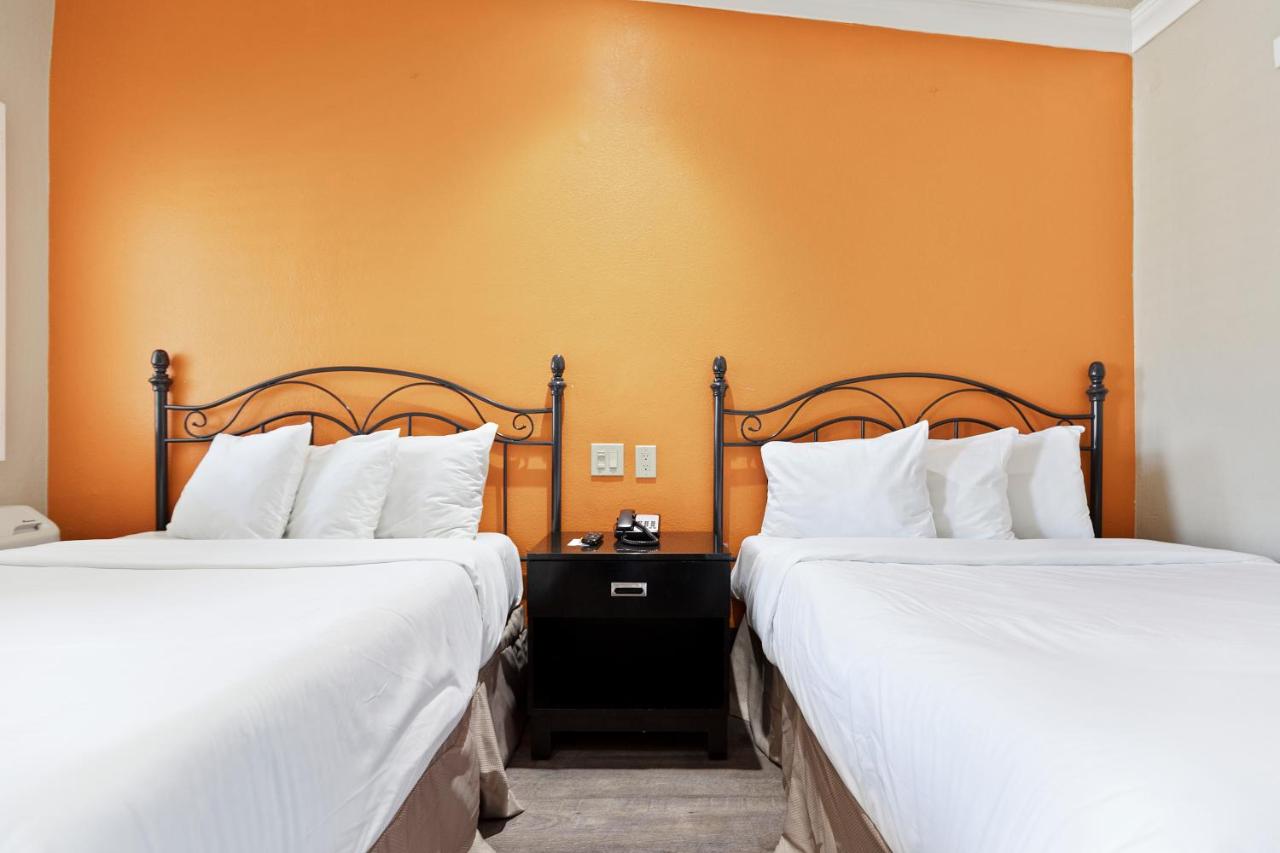 Double Room with Balcony at Le Blanc Inn & Suites