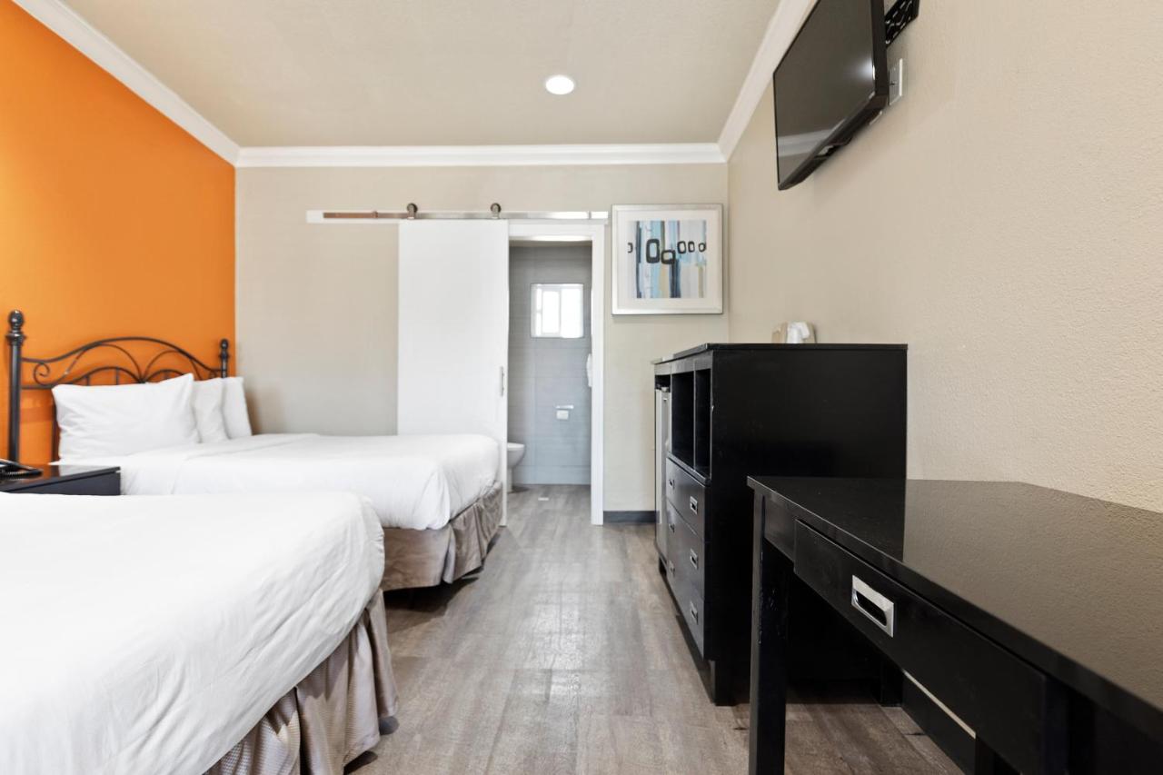Double Room with Balcony at Le Blanc Inn & Suites
