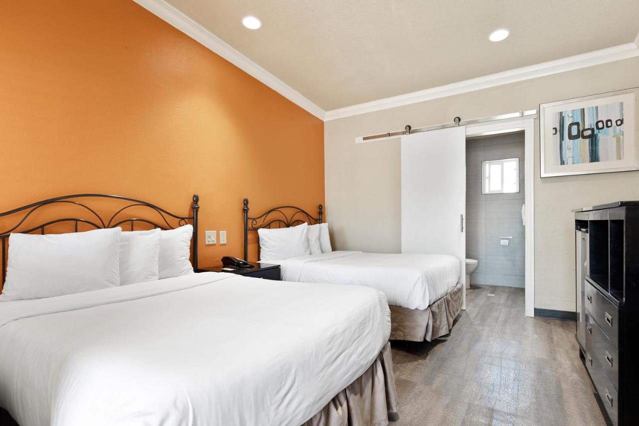 Double Room with Balcony at Le Blanc Inn & Suites