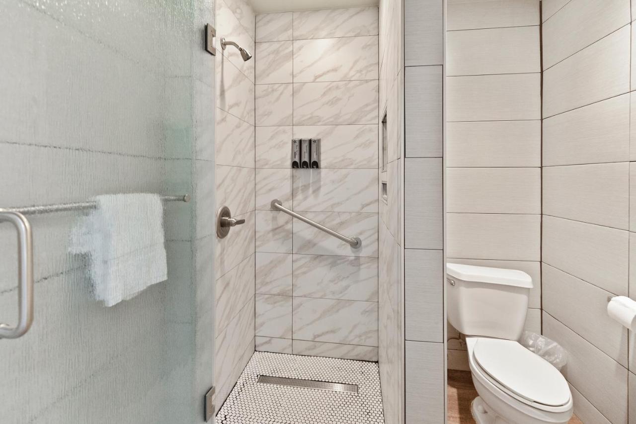 Deluxe King Room at Le Blanc Inn & Suites