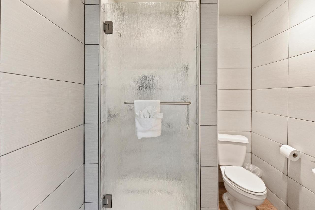 Deluxe King Room at Le Blanc Inn & Suites