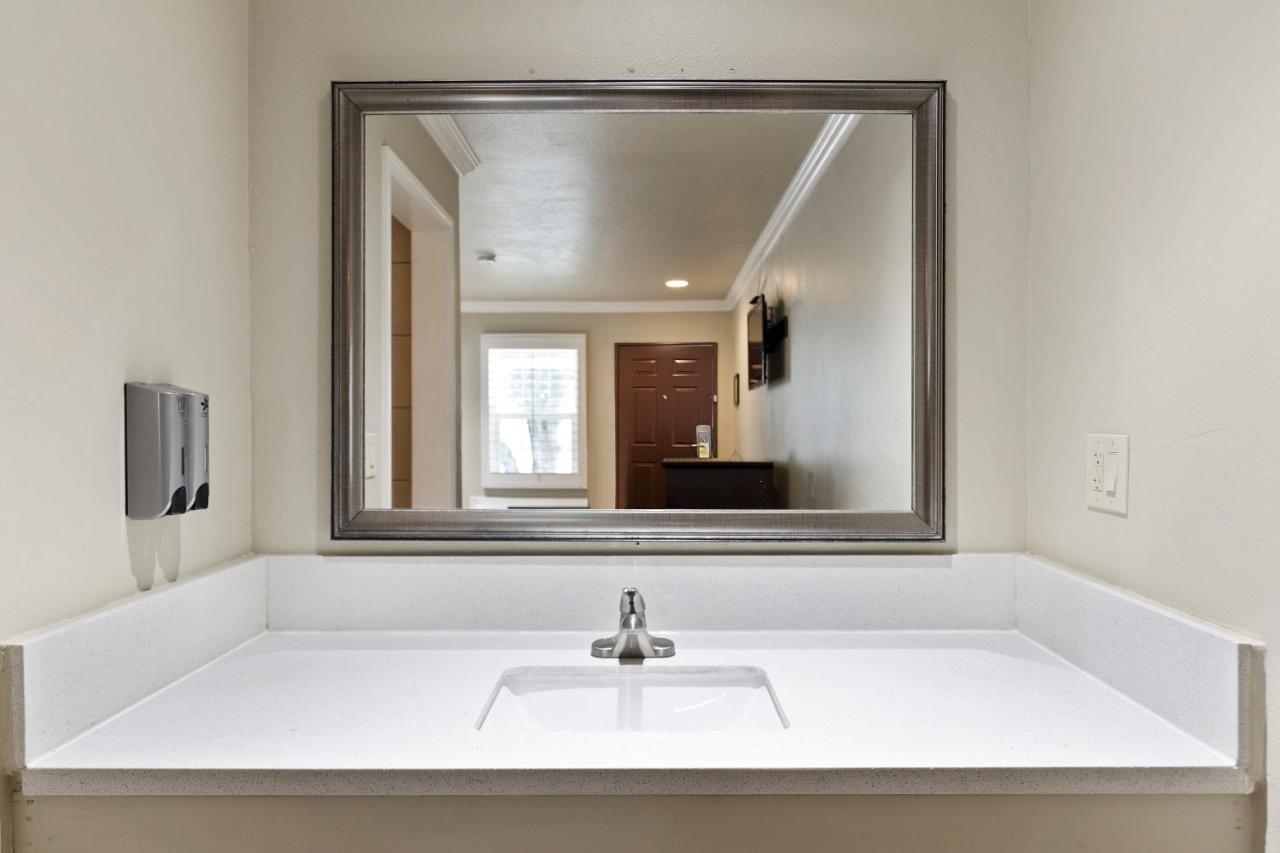 Deluxe King Room at Le Blanc Inn & Suites